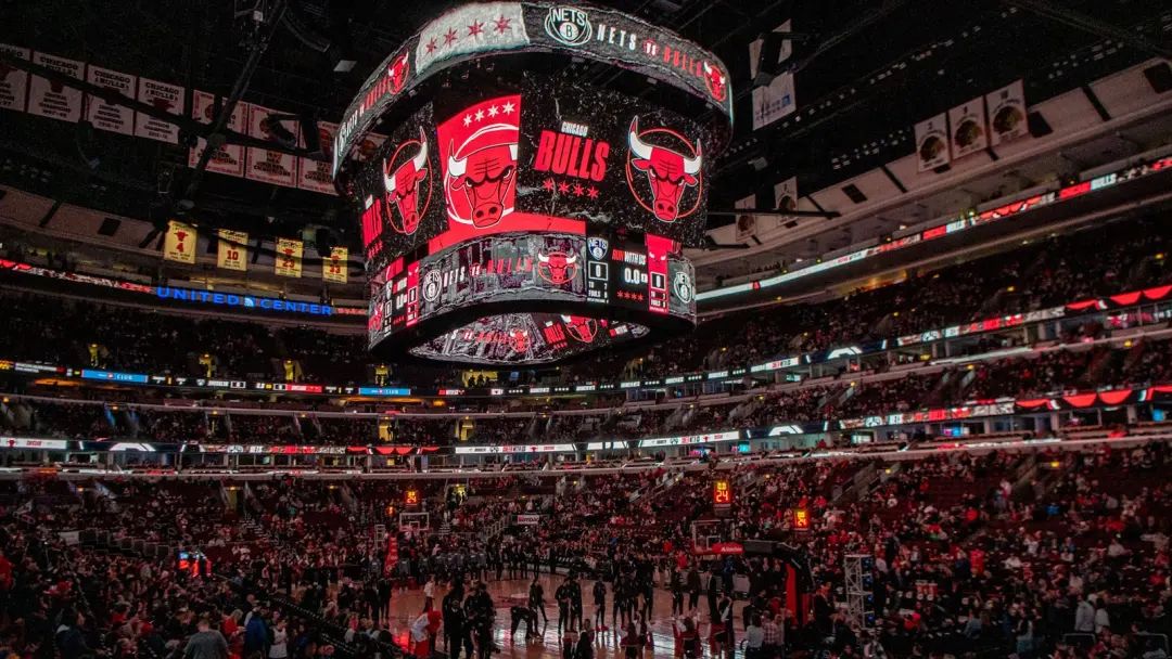 芝加哥公牛队主场获胜！尊龙凯时首页机械吊斗屏在NBA赛事大放异彩