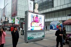 尊龙凯时首页广告屏成都步行街登台,将靓丽进行到底