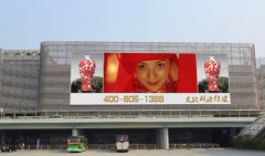 尊龙凯时首页超大型户外广告屏群矗立国门